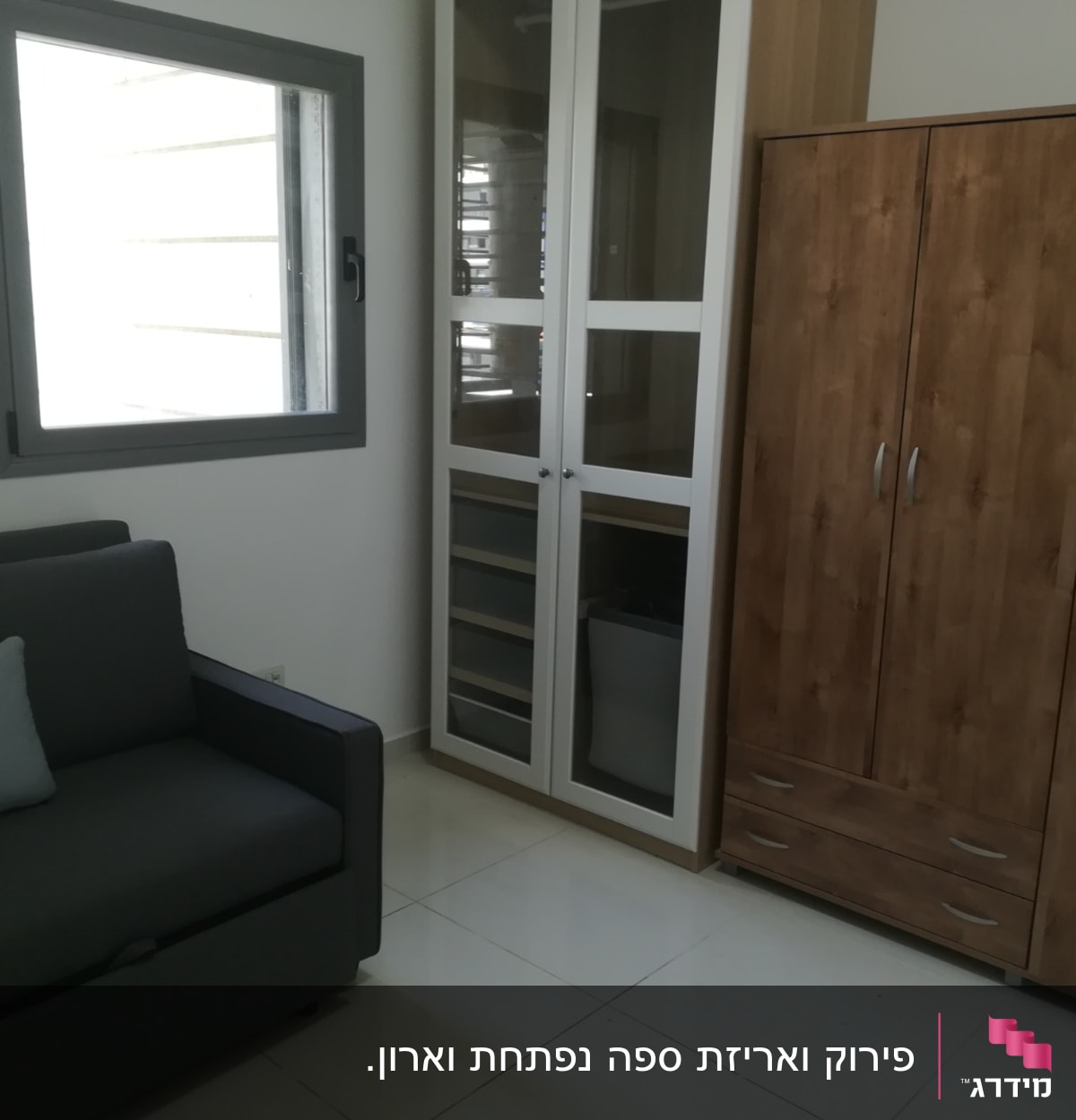 חדר עם ארון עץ וספה אפורה